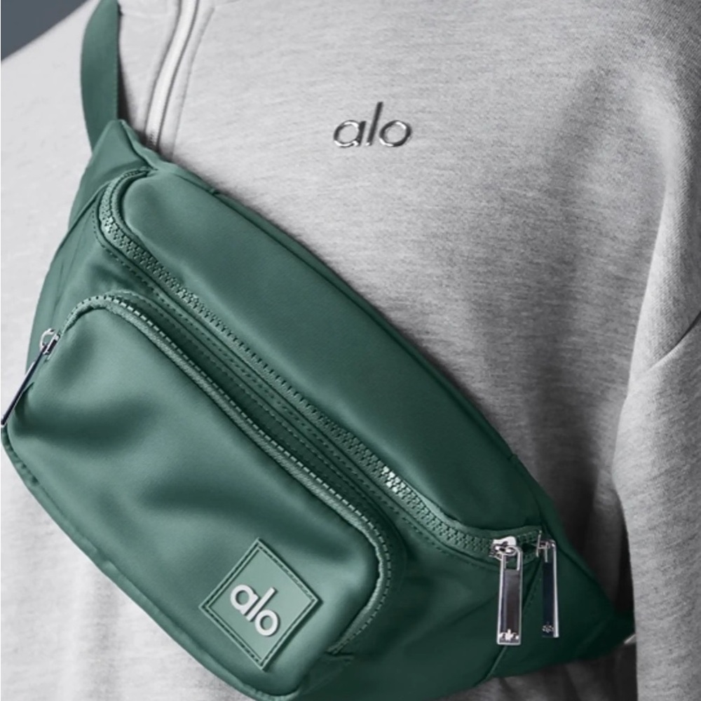 ALO Yoga Women's Belt Bag in Winter Ivy Green